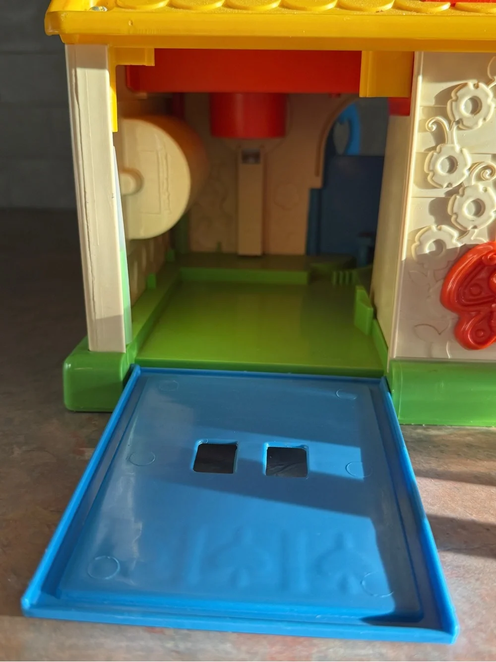 1984 Fisher Price Discovery Cottage Jumbo Chunky Little People